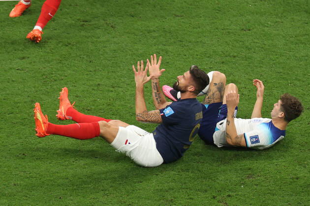 England gegen Frankreich FIFA Fussball-Weltmeisterschaft 10. Dezember 2022, Al Kohr FIFA Fussball-Weltmeisterschaft Katar 2022 Viertelfinale England gegen Frankreich Olivier Giroud von Frankreich und John Stones von England Foto Charlotte Wilson Abseits Al Kohr Katar  Copyright: xCharlottexWilsonx xOffsidexOffside