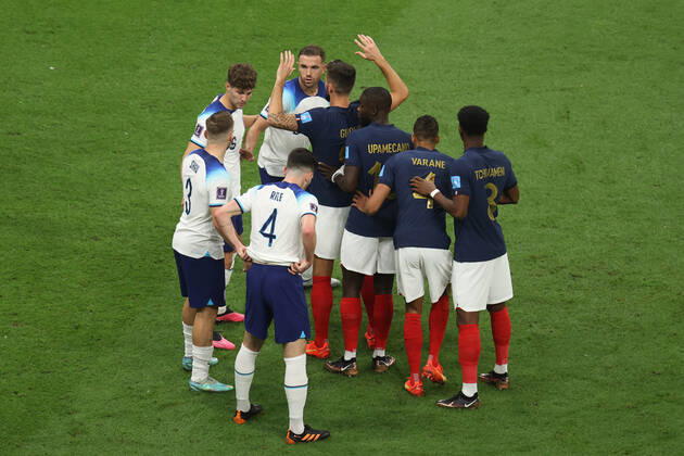 England gegen Frankreich FIFA Fussball-Weltmeisterschaft 10. Dezember 2022, Al Kohr FIFA Fussball-Weltmeisterschaft Katar 2022 Viertelfinale England gegen Frankreich Französische Spieler werden bei einem Eckstoß eng markiert Foto Charlotte Wilson Abseits Al Kohr Katar  Copyright: xCharlottexWilsonx xOffsidexOffside