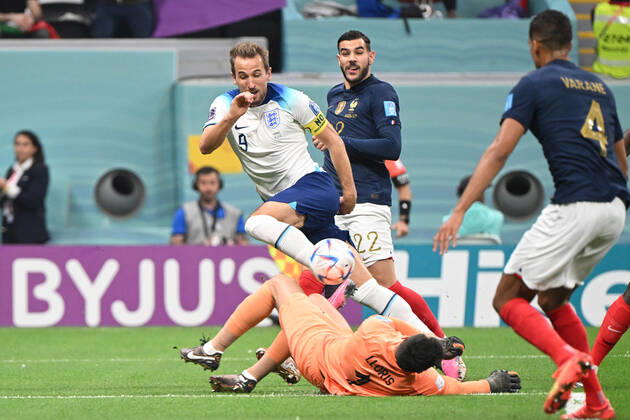 Football, men, 2022 23 season, Qatar World Cup, quarterfinals, England France at Al Bayt Stadium in Al Khor, f l Harry Kane England, 9 , Hugo Lloris France, 1 and Theo Hernandez France, 22 in duel , 10 12 2022, Copyright: xMatthiasxKochx
