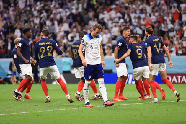 Fußball FIFA-Weltpokal-Viertelfinale England gegen Frankreich 10. Dezember 2022 FIFA-Weltpokal-Viertelfinale England gegen Frankreich Harry Kane aus England sieht niedergeschlagen aus, nachdem er einen Elfmeter verschossen hat Foto Simon Stacpoole Abseits Al Khor Katar  Copyright: xSimonxStacpoolexOffside