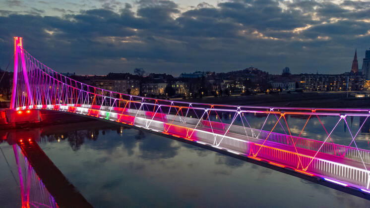 FIFA WM 2022, Kroatien im Halbfinale, Fußgängerbrücke in Osijek erstrahlt in den Landesfarben