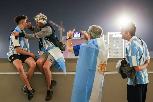 QATAR, LUSAIL - DECEMBER 13, 2022: Fans of Argentina are pictured ahead of the 2022 FIFA World Cup, WM, Weltmeisterschaft, Fussball semifinal football match between Argentina and Croatia at Lusail Iconic Stadium. Sergei Bobylev TASS  56400924