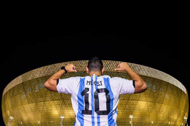 221213 A man with a Lionel Messi jersey poses in front of Lusail Stadium ahead of the FIFA World Cup 2022 semifinal between Argentina and Croatia on December 13, 2022 in Doha Photo Joel Marklund BILDBYRAN code JM JM0411 bbeng football football soccer fotball vm fotbols vm fotball vm soccer world cup 2022 fifa world cup 2022 semi final semi final argentina croatia croatia arena exterior,  Copyright: JOELxMARKLUND BB221213JM001