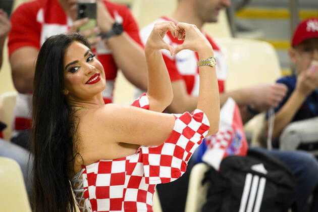 Ivana Knoll - sexy - Supporters de la Croatie - ambiance FOOTBALL : Argentine vs Croatie - 1 2 finale - coupe du Monde Qatar 2022 - 13 12 2022 JBAutissier Panoramic 