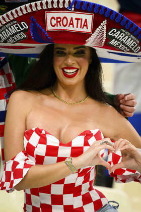 Ivana Knoll - sexy - Supporters de la Croatie - ambiance FOOTBALL : Argentine vs Croatie - 1 2 finale - coupe du Monde Qatar 2022 - 13 12 2022 JBAutissier Panoramic 