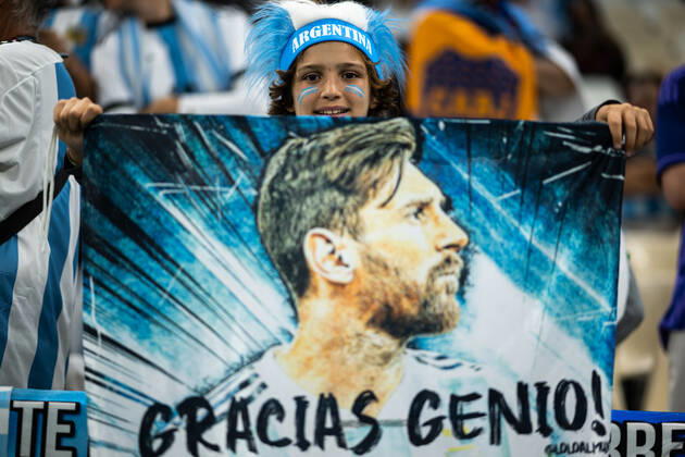 221213 A young supporter of Argentina with a flag of Lionel Messi ahead of the FIFA World Cup 2022 semifinal between Argentina and Croatia on December 13, 2022 in Doha Photo Joel Marklund BILDBYRAN code JM JM0411 bbeng football football soccer fotball world cup football world cup football world cup 2022 fifa world cup 2022 semi final semi final argentina croatia croatia audience,  Copyright: JOELxMARKLUND BB221213JM008