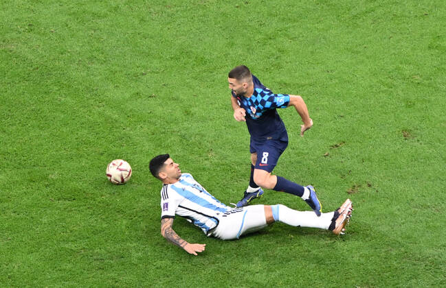 Football, men, 2022 23 season, World Cup in Qatar, semi-finals, Argentina Croatia at Lusail Iconic Stadium in Lusail, v l Cristian Romero Argentina , Mateo Kovacic Croatia , 13 12 2022, Copyright: xMatthiasxKochx
