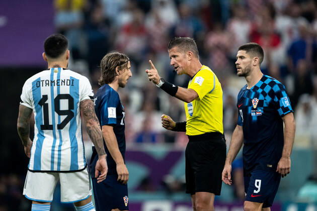 221213 Luka Modric of Croatia and referee Daniele Orsato during the FIFA World Cup 2022 semifinal between Argentina and Croatia on December 13, 2022 in Doha Photo Joel Marklund BILDBYRAN code JM JM0411 bbeng football football soccer fotball vm fotbols vm fotbols vm fotbols vm 2022 fifa world cup 2022 semi final semi final argentina croatia croatia,  Copyright: JOELxMARKLUND BB221213JM018