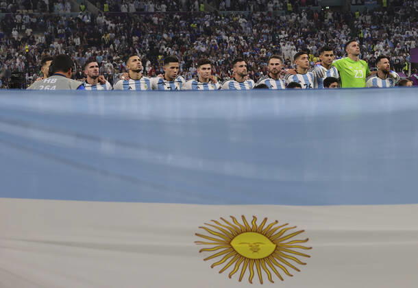 Argentina v Croatia 2022 FIFA World Cup, WM, Weltmeisterschaft, Fussball The Argentina team line up, Mannschaftsbild, Totale for the national anthem bend their flag before the 2022 FIFA World Cup Semi-final match at Lusail Stadium, Lusail Content Not Available For UK Newspapers Copyright: xPaulxChestertonx FIL-17813-0045 UK Newspapers OUT