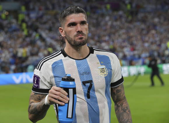 Argentina v Croatia 2022 FIFA World Cup, WM, Weltmeisterschaft, Fussball Rodrigo De Paul of Argentina drinks from a water bottle before during the 2022 FIFA World Cup Semi-final match at Lusail Stadium, Lusail Content Not Available For UK Newspapers Copyright: xPaulxChestertonx FIL-17813-0052 UK Newspapers OUT