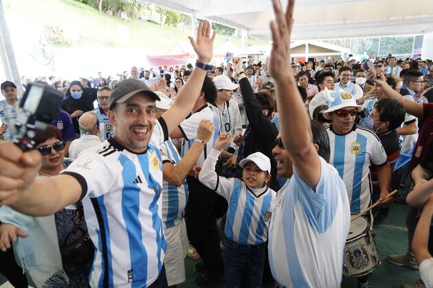 FIFA WM 2022, Argentinien - Kroatien, Public Viewing in der argentinischen Botschaft in Quito