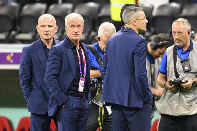 Didier Deschamps entraineur Selectionneur Franceet ses adjoints Guy Stephan - entraineur adjoint (Fra) FOOTBALL : France vs Maroc - 1 2 finale - coupe du Monde Qatar 2022 - 14 12 2022 JBAutissier Panoramic 