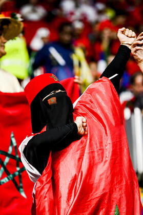 Supporters du Maroc - Ambiance femme portant le Hijab et un voile integral FOOTBALL : France vs Maroc - 1 2 finale - coupe du Monde Qatar 2022 - 14 12 2022 JBAutissier Panoramic