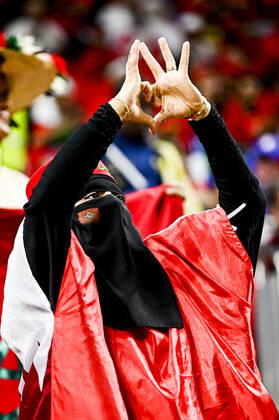 Supporters du Maroc - Ambiance femme portant le Hijab et un voile integral FOOTBALL : France vs Maroc - 1 2 finale - coupe du Monde Qatar 2022 - 14 12 2022 JBAutissier Panoramic 