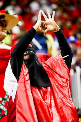 Supporters du Maroc - Ambiance femme portant le Hijab et un voile integral FOOTBALL : France vs Maroc - 1 2 finale - coupe du Monde Qatar 2022 - 14 12 2022 JBAutissier Panoramic