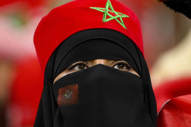 Supporters du Maroc - Ambiance femme portant le Hijab et un voile integral FOOTBALL : France vs Maroc - 1 2 finale - coupe du Monde Qatar 2022 - 14 12 2022 JBAutissier Panoramic