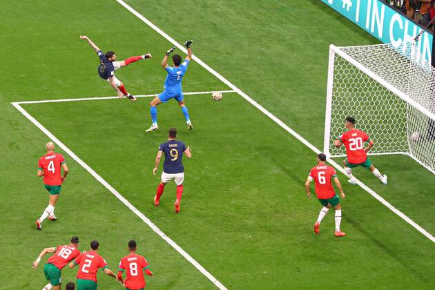 Sport Bilder des Tages Mandatory Credit: Photo by Kieran McManus Shutterstock (13661836j) Theo Hernandez of France scores the 1st goal France v Morocco, FIFA World Cup, WM, Weltmeisterschaft, Fussball 2022, Semi Final, Football, Al Bayt Stadium, Al Khor, Qatar - 14 Dec 2022 Editorial Use Only France v Morocco, FIFA World Cup 2022, Semi Final, Football, Al Bayt Stadium, Al Khor, Qatar - 14 Dec 2022 Editorial Use Only Copyright: xKieranxMcManus Shutterstockx 13661836j