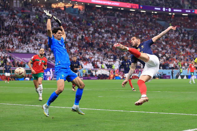 Fußball FIFA-Weltpokal-Halbfinale Frankreich gegen Marokko 14. Dezember 2022 FIFA-Weltpokal-Halbfinale Frankreich gegen Marokko Theo Hernandez (Frankreich) erzielt den ersten Treffer für Marokko durch Torhüter Yassine Bounou Foto Simon Stacpoole Abseits Al Khor Katar  Copyright: xSimonxStacpoolexOffside