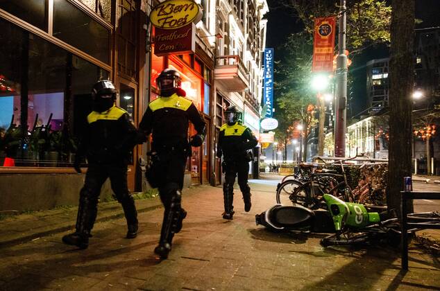ROTTERDAM Young people are being sent away from the Kruisplein by the riot police after the lost semi final match between Morocco and France at the World Cup football in Qatar ANP JEFFREY GROENEWEG xVIxANPxSportx xxANPxIVx 459434781 originalFilename: 459434781