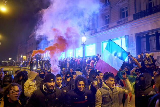 FIFA WM 2022, Frankreich - Marokko, Fans feiern den Einzug ins Finale in Paris