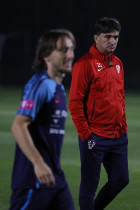 Croatia s head coach Zlatko Dalic (R) leads his national team, Nationalteam s training session in front of player Luca Modric in Doha, Qatar, 15 December 2022. Croatia is to face Morocco in a FIFA World Cup, WM, Weltmeisterschaft, Fussball Qatar 2022 match for the third and fourth place on 17 December. Croatia s training session !ACHTUNG: NUR REDAKTIONELLE NUTZUNG!  Copyright: xALBERTOxESTEVEZx EVE2278 20221215-d137874fb0344a8ba90b4850e563e74486774f68
