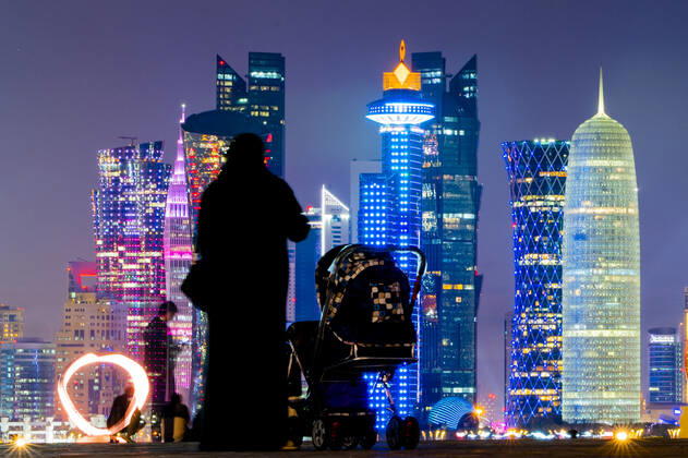 Ambiance dans la Fan Zone de La Corniche devant la Skyline de DOHA FOOTBALL : Fan Zone La Corniche - coupe du Monde Qatar 2022 - 15 12 2022 JBAutissier Panoramic 