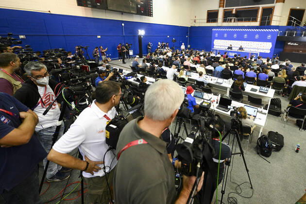 ambiance generale lors de la conference de presse ou les journalistes portent majoritairement un masque FOOTBALL : Conference de presse de l equipe de France - coupe du Monde Qatar 2022 - 16 12 2022 JBAutissier Panoramic 