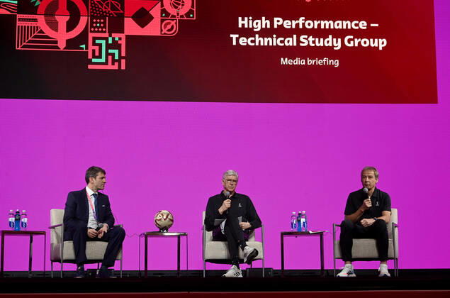 Football, men, 2022 23 season, Qatar World Cup, Doha, FIFA Technical Study Group press conference in the media center at Qatar National Convention Centre QNCC , pictured Arsene Wenger M , FIFAs Chief of Global Football Development , Jürgen Klinsmann r , FIFA Technical Study Group , 17 12 2022, Copyright: xMatthiasxKochx