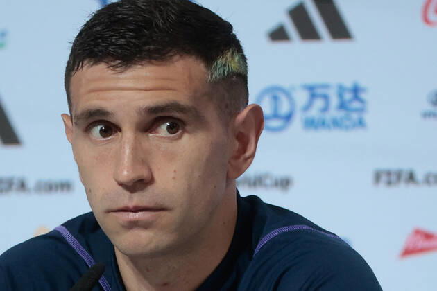 Argentina s goalkeeper Emiliano Dibu Martinez during the press conference, PK, Pressekonferenz held at Virtual Stadium in Doha, Qatar, 17 December 2022. France will face Argentina on 18 December in the final match of FIFA World Cup, WM, Weltmeisterschaft, Fussball Qatar 2022. Argentina s press conference !ACHTUNG: NUR REDAKTIONELLE NUTZUNG!  Copyright: xJuanxIgnacioxRoncoronix EVE2366 20221217-5c62e0a8c5e4e2abbc14337ec64bd5ec29d80e1f