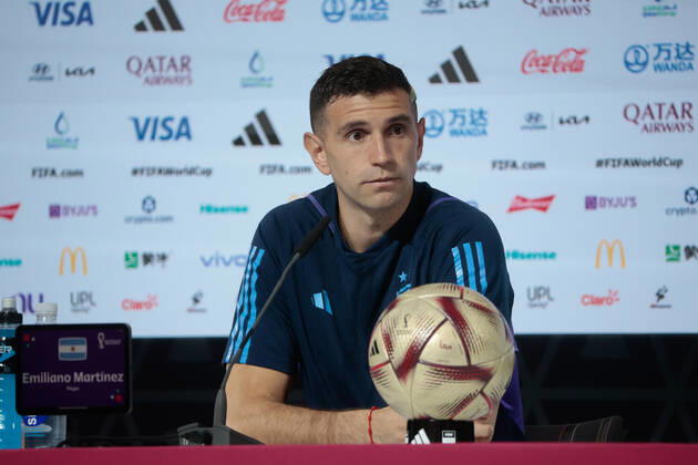 Argentina s goalkeeper Emiliano Dibu Martinez during the press conference, PK, Pressekonferenz held at Virtual Stadium in Doha, Qatar, 17 December 2022. France will face Argentina on 18 December in the final match of FIFA World Cup, WM, Weltmeisterschaft, Fussball Qatar 2022. Argentina s press conference !ACHTUNG: NUR REDAKTIONELLE NUTZUNG!  Copyright: xJuanxIgnacioxRoncoronix EVE2370 20221217-6f622e21a0522769d881229df671f4f5e6deb7e8