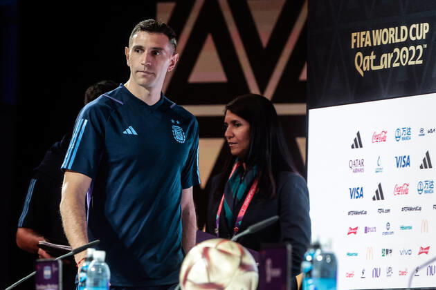 Argentina s goalkeeper Emiliano Dibu Martinez during the press conference, PK, Pressekonferenz held at Virtual Stadium in Doha, Qatar, 17 December 2022. France will face Argentina on 18 December in the final match of FIFA World Cup, WM, Weltmeisterschaft, Fussball Qatar 2022. Argentina s press conference !ACHTUNG: NUR REDAKTIONELLE NUTZUNG!  Copyright: xJuanxIgnacioxRoncoronix EVE2369 20221217-717952d76babbe0d36774dbdd99da97c9a17a3e0