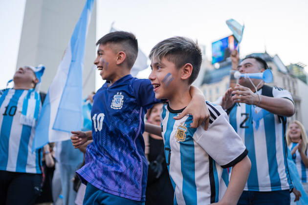 December 18, 2022, Buenos Aires, Argentina: Young fans of the Argentine national team, Nationalteam gather at various points in the city of Buenos Aires to show support for the team one day before the Qatar 2022 FIFA World Cup, WM, Weltmeisterschaft, Fussball final against the France national football team. Buenos Aires Argentina - ZUMAs197 20221218_zaa_s197_002 Copyright: xDiegoxRadamesx