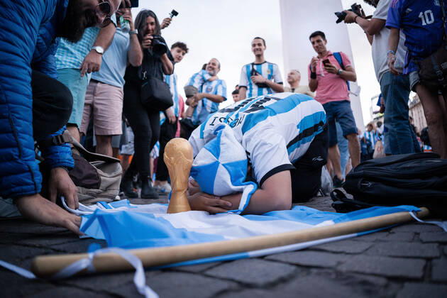December 18, 2022, Buenos Aires, Argentina: Fans of the Argentine national team, Nationalteam gather at various points in the city of Buenos Aires to show support for the team, before the Qatar 2022 FIFA World Cup, WM, Weltmeisterschaft, Fussball final against the France national football team. Buenos Aires Argentina - ZUMAs197 20221218_zaa_s197_007 Copyright: xDiegoxRadamesx