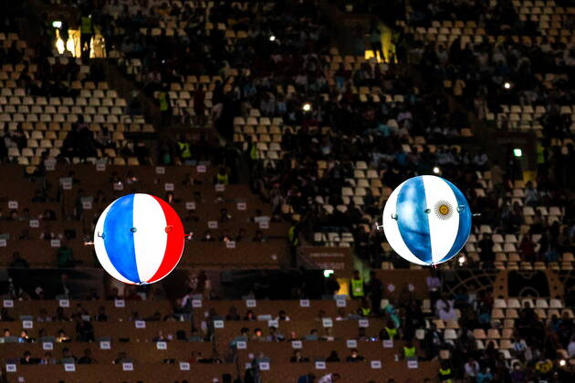 Sport Bilder des Tages QATAR, LUSAIL - DECEMBER 18, 2022: A man roots for France ahead of the national team, Nationalteam s 2022 FIFA World Cup, WM, Weltmeisterschaft, Fussball final football match against Argentina at Lusail Iconic Stadium. Sergei Bobylev TASS  56481205