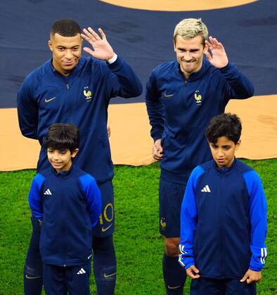 Mandatory Credit: Photo by Javier Garcia Shutterstock (13670815ar) Kylian Mbappe of France and Antoine Griezmann of France ahead of kick-off Argentina v France, FIFA World Cup, WM, Weltmeisterschaft, Fussball 2022, Final, Football, Lusail Stadium, Al Daayen, Qatar - 18 Dec 2022 Editorial Use Only Argentina v France, FIFA World Cup 2022, Final, Football, Lusail Stadium, Al Daayen, Qatar - 18 Dec 2022 Editorial Use Only  Copyright: xJavierxGarcia Shutterstockx 13670815ar