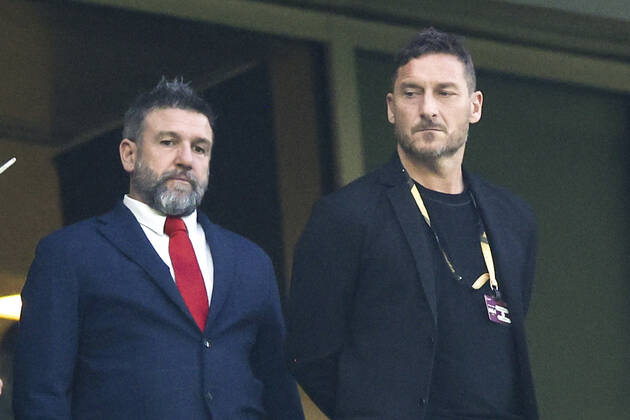 (221218) -- LUSAIER, Dec. 18, 2022 -- Former Italian football player Francesco Totti (R) reacts prior to the Final between Argentina and France at the 2022 FIFA World Cup, WM, Weltmeisterschaft, Fussball at Lusail Stadium in Lusail, Qatar, Dec. 18, 2022. ) (SP)QATAR-LUSAIL-2022 WORLD CUP-FINAL-ARG VS FRA LixMing 