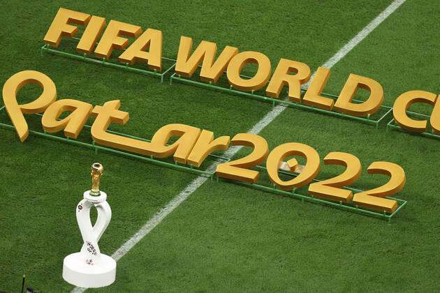 Finale der FIFA Fussball-Weltmeisterschaft 18. Dezember 2022, Lusail City Finale der FIFA Fussball-Weltmeisterschaft Katar 2022 Argentinien gegen Frankreich die Trophäe steht auf einem dekorativen Sockel Foto Charlotte Wilson Offside Doha Katar  Copyright: xCharlottexWilsonx xOffsidexOffside