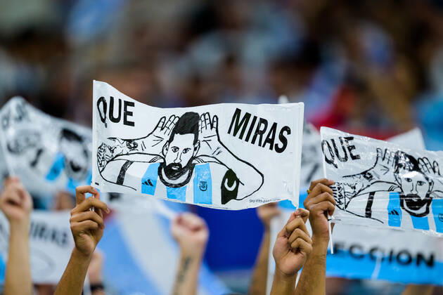 221218 Fans of Argentina holding up signs quoting Lionel Messi during the FIFA World Cup 2022 final between Argentina and France on December 18, 2022 in Doha Photo Joel Marklund BILDBYRAN code JM JM0415 bbeng football football soccer fotball vm fotbols vm fotbols vm fotbols vm 2022 fifa world cup 2022 final argentina france france,  Copyright: JOELxMARKLUND BB221218JM029