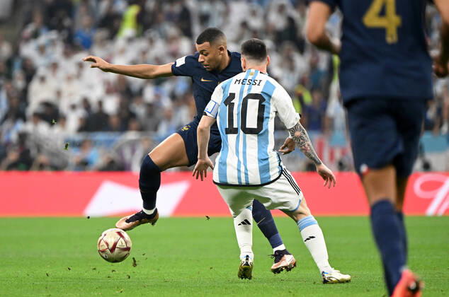 Football, men, 2022 23 season, World Cup in Qatar, final, Argentina France at Lusail Iconic Stadium in Lusail, v l Kylian Mbappe France , Lionel Messi Argentina , Raphael Varane France , 18 12 2022, Copyright: xMatthiasxKochx