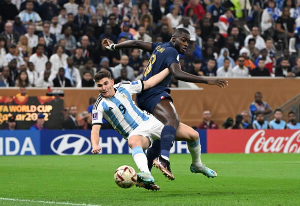 Football, men, 2022 23 season, World Cup in Qatar, final, Argentina France at Lusail Iconic Stadium in Lusail, v l Julian Alvarez Argentina , Dayot Upamecano France , 18 12 2022, Copyright: xMatthiasxKochx
