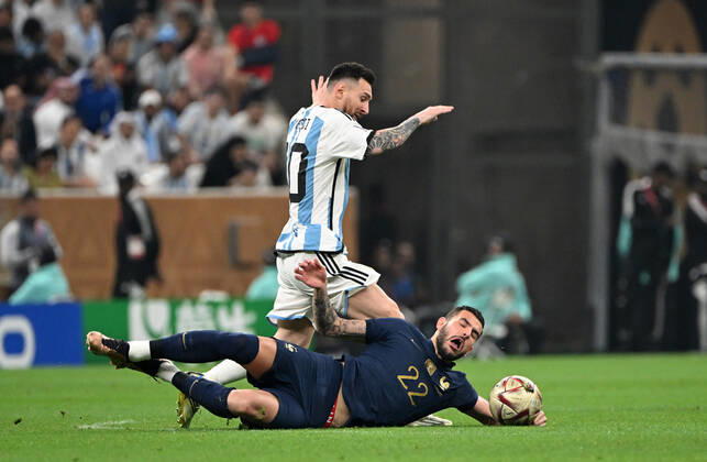 Football, men, 2022 23 season, World Cup in Qatar, final, Argentina France at Lusail Iconic Stadium in Lusail, v l Lionel Messi Argentina , Theo Hernandez France , 18 12 2022, Copyright: xMatthiasxKochx