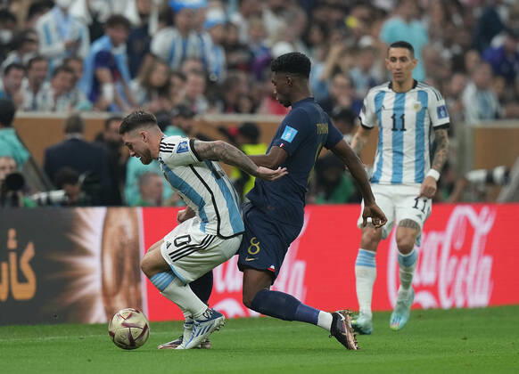 18 12 2022, Lusail Iconic Stadium, Doha, QAT, World Cup FIFA 2022, Final, Argentina vs France, in picture Argentina s midfielder Alexis Mac Allister , France s midfielder Aurelien Tchouameni Doha Lusail Iconic Stadium Qatar  eu-images-506