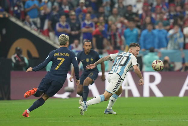 18 12 2022, Lusail Iconic Stadium, Doha, QAT, World Cup FIFA 2022, Final, Argentina vs France, in picture France s forward Antoine Griezmann , Argentina s midfielder Alexis Mac Allister Doha Lusail Iconic Stadium Qatar  eu-images-506