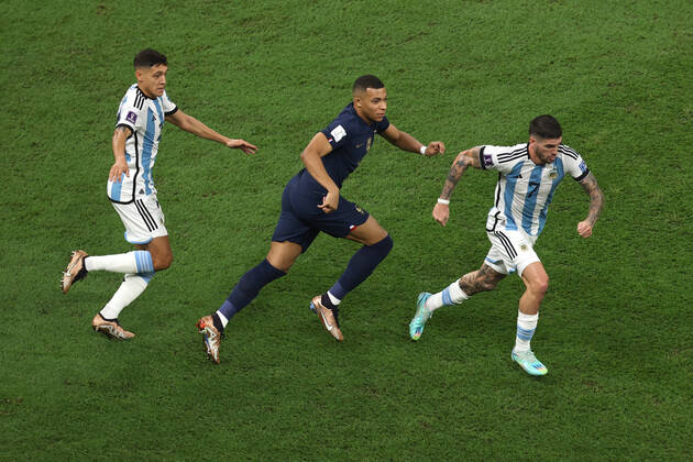 Finale der FIFA Fussball-Weltmeisterschaft 18. Dezember 2022, Lusail City Finale der FIFA Fussball-Weltmeisterschaft Katar 2022 Argentinien gegen Frankreich Nahuel Molina (Argentinien), Kylian Mbappe (Frankreich) und Rodrigo De Paul (Argentinien) Foto Charlotte Wilson Offside Doha Katar Copyright: xCharlottexWilsonx xOffsidexOffside