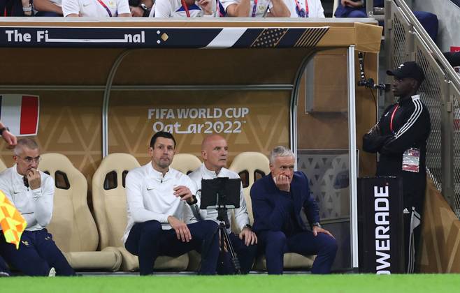 Doha, Qatar, 18th December 2022. Didier Deschamps coach of France (r) looks on during the FIFA World Cup, WM, Weltmeisterschaft, Fussball 2022 match at Lusail Stadium, Doha. Picture credit should read: David Klein Sportimage EDITORIAL USE ONLY. No use with unauthorised audio, video, data, fixture lists, club league logos or live services. Online in-match use limited to 120 images, no video emulation. No use in betting, games or single club league player publications. SPI-2101-0103
