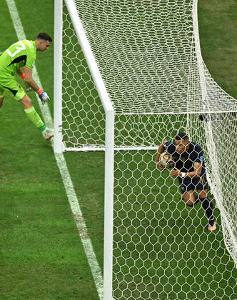 (221218) -- LUSAIER, Dec. 18, 2022 -- Kylian Mbappe (R) of France celebrates his goal during the Final between Argentina and France at the 2022 FIFA World Cup, WM, Weltmeisterschaft, Fussball at Lusail Stadium in Lusail, Qatar, Dec. 18, 2022. ) (SP)QATAR-LUSAIL-2022 WORLD CUP-FINAL-ARG VS FRA XiaoxYijiu 