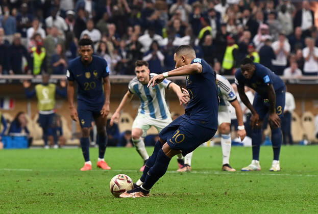Football, men, 2022 23 season, World Cup in Qatar, final, Argentina France at Lusail Iconic Stadium in Lusail, Kylian Mbappe France scores on penalty kick to make it 3 3, 18 12 2022, Copyright: xMatthiasxKochx