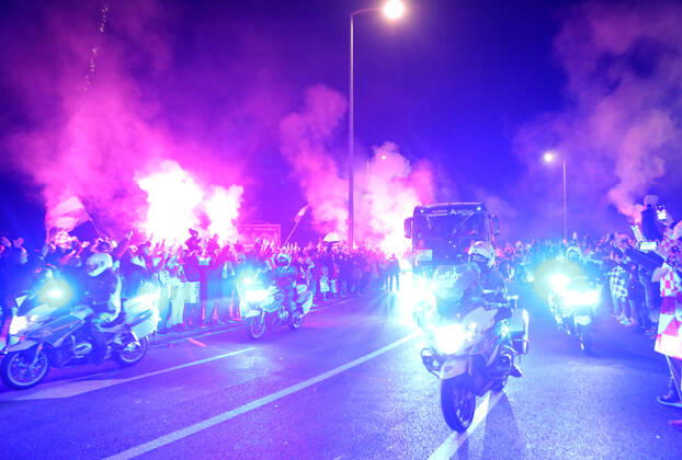Croatia victory parade Fans lit flares during the Croatia team victory parade (following their victory over Morocco in the 2022 FIFA World Cup, WM, Weltmeisterschaft, Fussball bronze medal match the previous day) on December 18, 2022 in Zagreb, Croatia. TomislavxMiletic PIXSELL