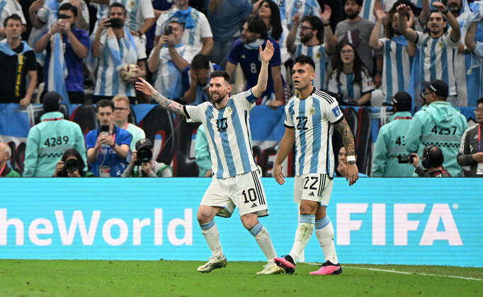Football, men, 2022 23 season, World Cup in Qatar, final, Argentina France at Lusail Iconic Stadium in Lusail, f l Lionel Messi Argentina , Lautaro Martinez Argentina , cheering after goal to 3 2, 18 12 2022, Copyright: xMatthiasxKochx