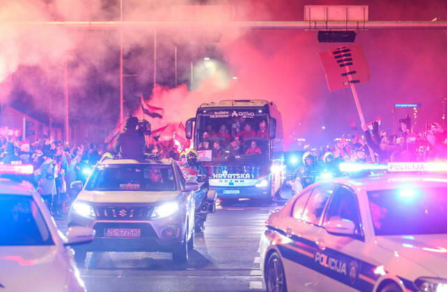Croatia victory parade Fans lit flares during the Croatia team victory parade at Vukovarska street (following their victory over Morocco in the 2022 FIFA World Cup, WM, Weltmeisterschaft, Fussball bronze medal match the previous day) on December 18, 2022 in Zagreb, Croatia. SlavenxBranislavxBabic PIXSELL